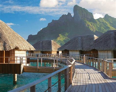 Luxury Hotels: Four Seasons Bora Bora