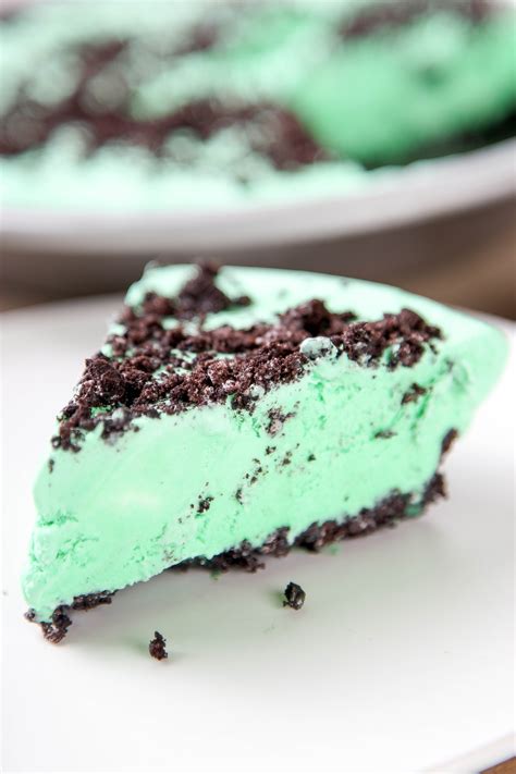 BOOZY NO BAKE GRASSHOPPER PIE - Baking Beauty