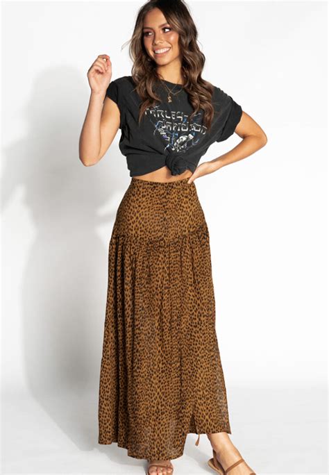 Trendy Maxi Skirt Styling Ideas for 2024 - Aquila Style