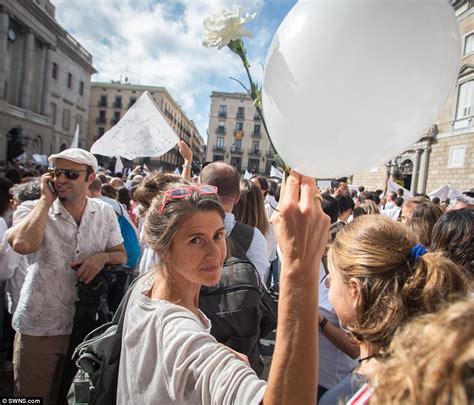 Thousands protest against Catalonian independence in Spain | Daily Mail Online