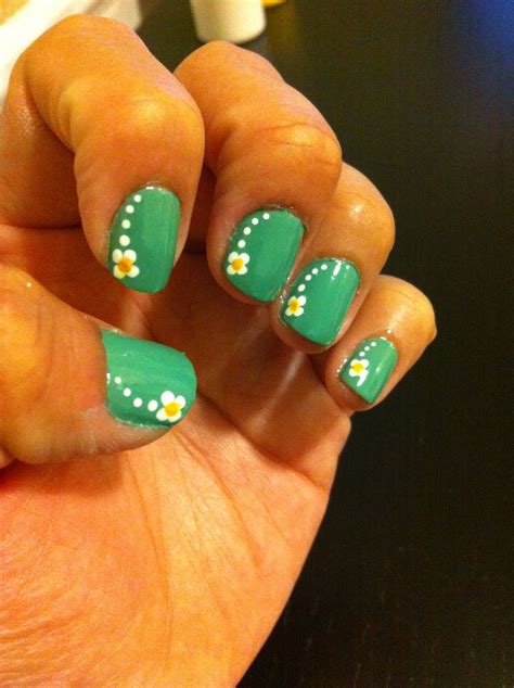 Simple Flower Nail Art - husnamas