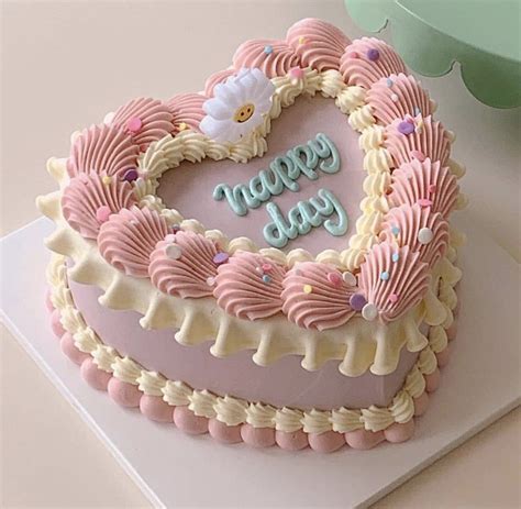 Pin by Zee Mbaekwe on Girly town | Pretty birthday cakes, Cute birthday cakes, Simple birthday cake