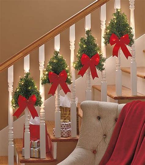 30+ Decorating Stair Rails For Christmas - DECOOMO