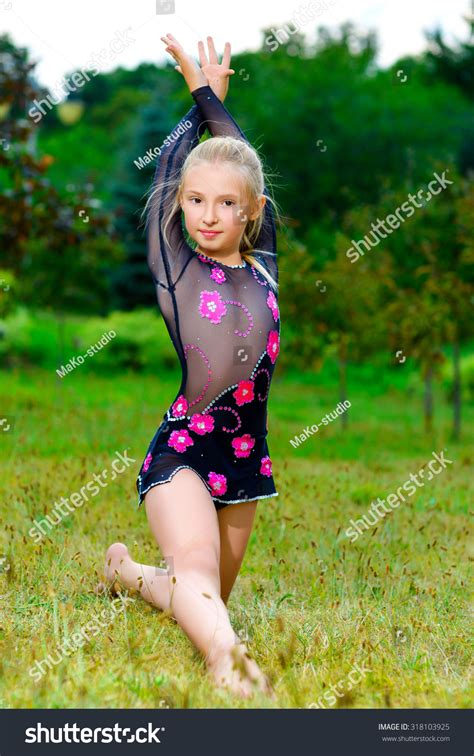 Flexible Little Girl Doing Gymnastics Split Stock Photo 318103925 - Shutterstock