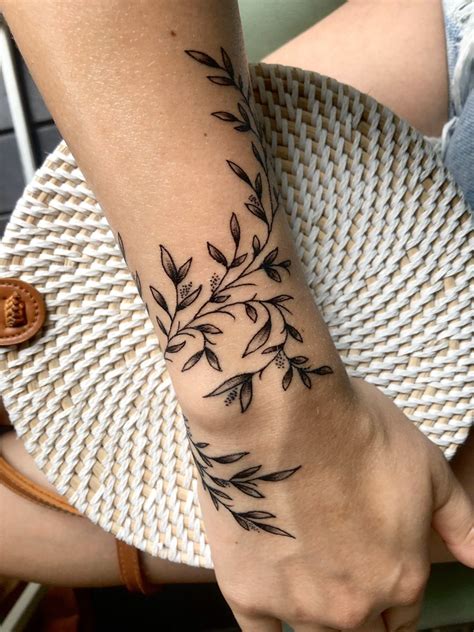 Wraparound vines | Tatouage bracelet avant bras, Tatouage bracelet poignet, Tatouage manchette