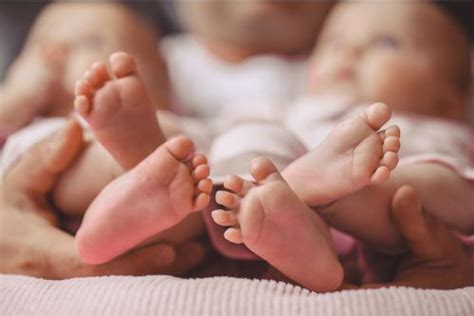 What are Dichorionic Diamniotic twins? Are there risks involved in multiple births? Cloudnine Blog