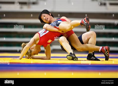 Women wrestling freestyle hi-res stock photography and images - Alamy