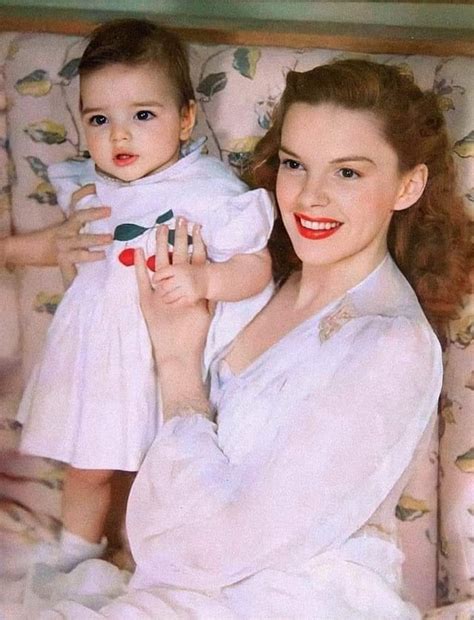 Judy Garland and her daughter, Liza Minnelli (1947) : r/1940s