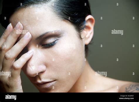 woman with headache Stock Photo - Alamy