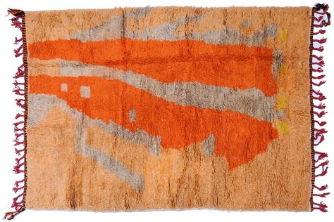 Tapis berbère Azilal artisanal formes abstraites orange vif et marron