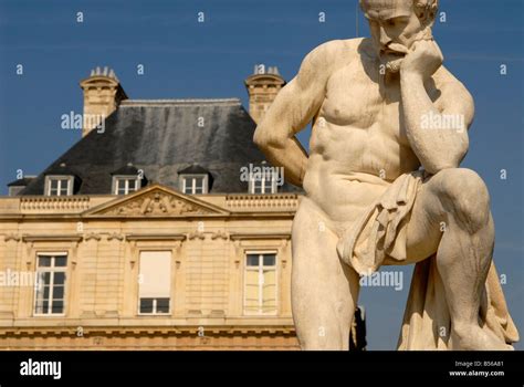 Statues in jardin du luxembourg hi-res stock photography and images - Alamy