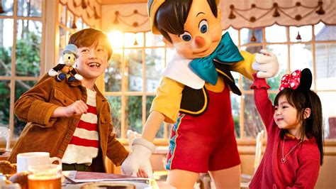 Character Dining at Plaza Gardens - Bookings and menu | Disneyland Paris