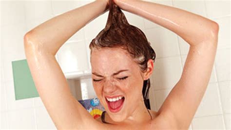 "Pre-shampooing" your hair might be the secret to perfect hair - HelloGigglesHelloGiggles