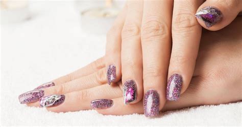 En 4 pasos: cómo decorar tus uñas con glitter fácilmente | Mui