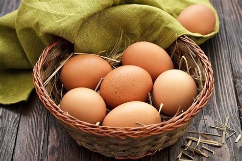 Fresh Premium Brown Chicken Eggs - Pack of 6 : Buy online | freshtohome.com