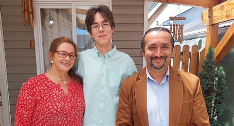 Delegado del Ranco visitó en su domicilio a estudiante del Liceo RAAC La Unión con destacados ...