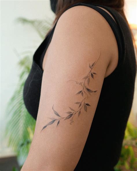 30 Simple Leaf Tattoo Ideas for Women