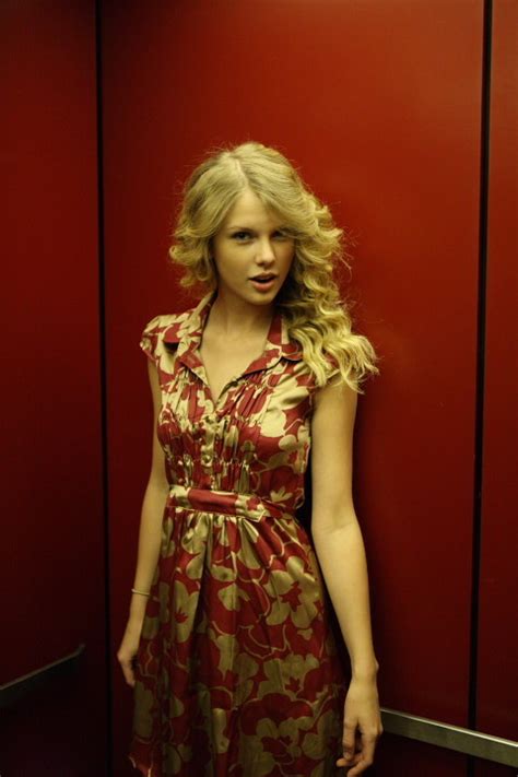 Behind the Scenes of the Fearless Tour - Taylor Swift Photo (9663470) - Fanpop