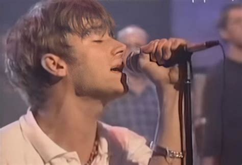 Watch Blur’s simply stunning performance of ‘The Universal’ from 1995 - Far Out Magazine