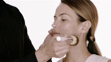 La Mer Technique: Perfecting Powder Finish with Skincolor de la Mer™ #BeautyBeyondSkincare - YouTube