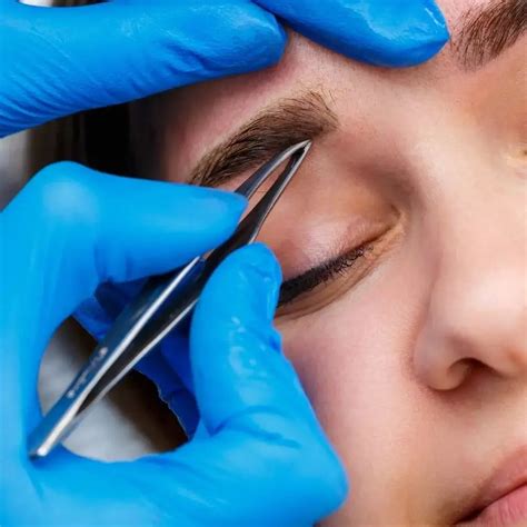 Shape Great Eyebrows With Tweezers - Here's How!