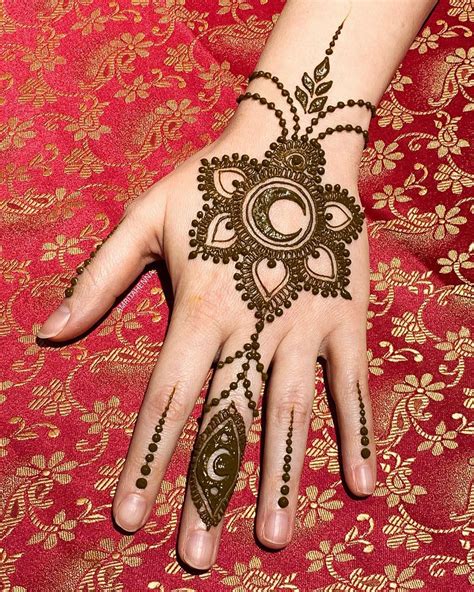 Unique Back Hand Mehndi Designs For The Bridesmaids! | WedMeGood