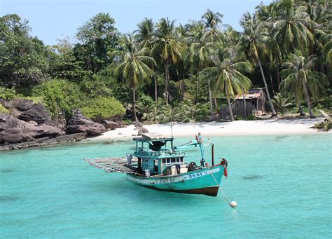 Snorkeling near Phu Quoc | A fishing boat at one of the isla… | Flickr