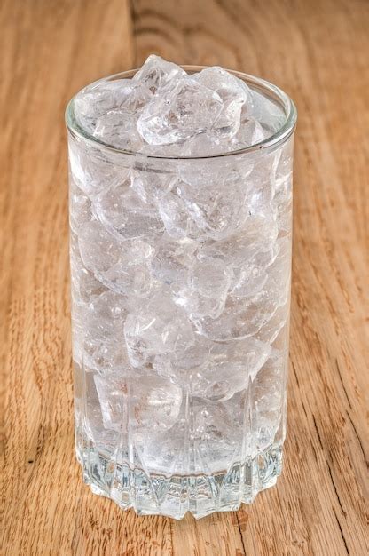 Vaso de agua fría con hielo. | Foto Premium