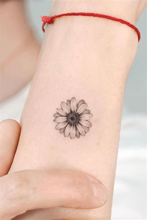 33 Fabulous Daisy Tattoo Ideas and Designs (2022) in 2023 | Daisy ...