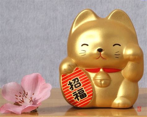 Maneki Neko Feng Shui Lucky Cat Gold encourages wealth and prosperity ...