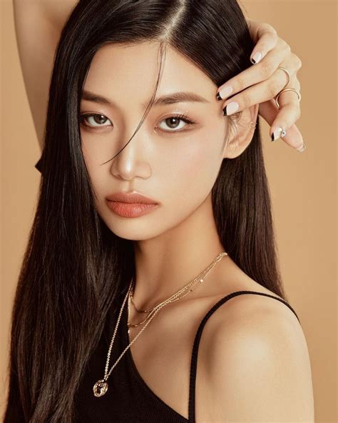 재인(뿌꾸) on Instagram: "@ibim.cosmetics 💿💿 #뷰티모델 #뷰티촬영" | Beauty shoot, Headshot poses, Asian makeup