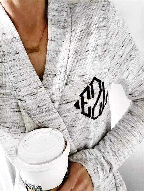 Monogrammed Robes: These are the BEST bathrobes for women! #Comfy | Batas