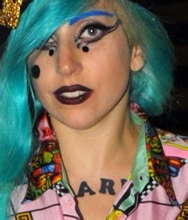 Gaga This Way.: Lady Gaga aparece en Paris con un nuevo tatuaje