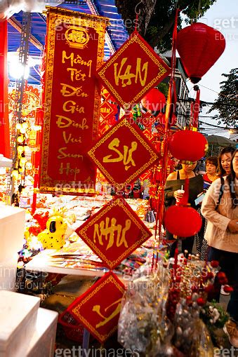 Shop sell decorations for Vietnamese lunar new year on Hang Ma street ...