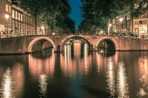 Premium Photo | Night amsterdam canals and seven bridges