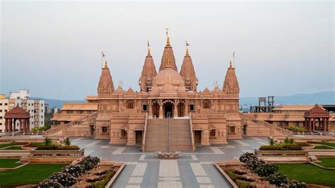 Experience the Beauty of BAPS Shri Swaminarayan Temple