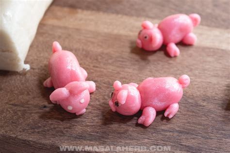 Good Luck Marzipan Pig Candy [+Video] 🐖 MasalaHerb.com