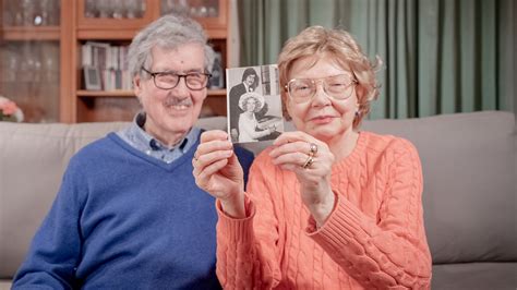 Llegó al aeropuerto JFK en 1971 y dos hombres la esperaban. Así es como terminó casada con uno ...