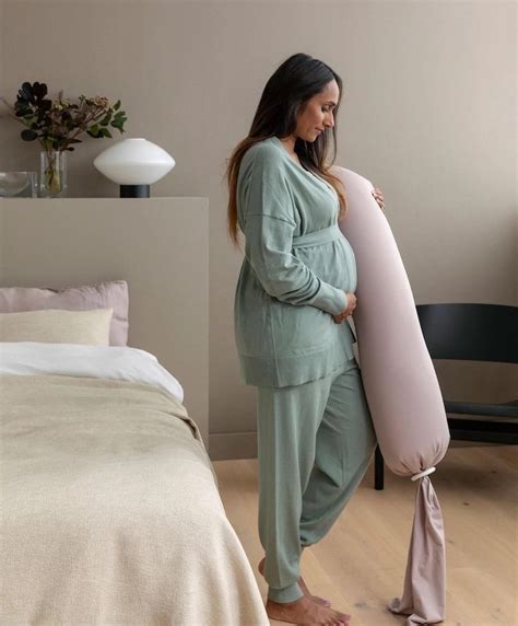 5 Best Organic Pregnancy Pillows In 2023 - The Good Trade