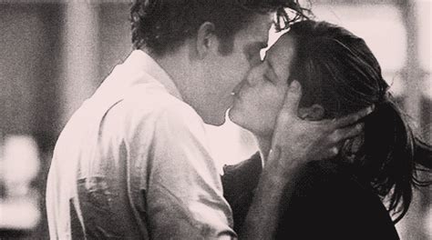 Jim-and-pam-first-kiss-the-office.gif