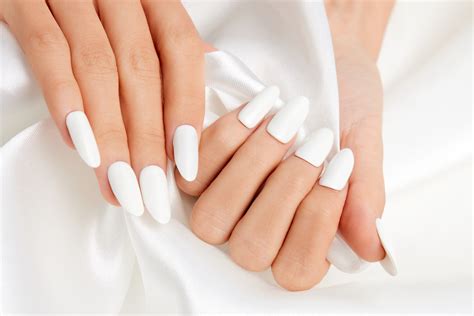 25 Trending White Acrylic Nails Inspiration for 2024 - Zohna