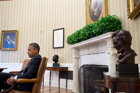File:Barack Obama with Oval Office art.jpg - Wikimedia Commons