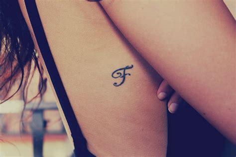 http://www.stylegenda.com | Tatuaje inicial, Letra f tatuaje, Tatuaje de f