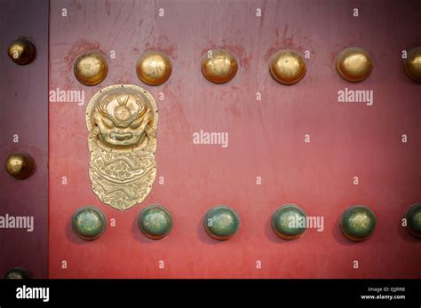 Forbidden city red door hi-res stock photography and images - Alamy