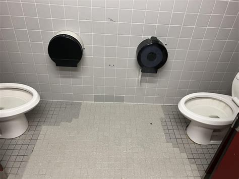 Two toilets facing each other - 9GAG