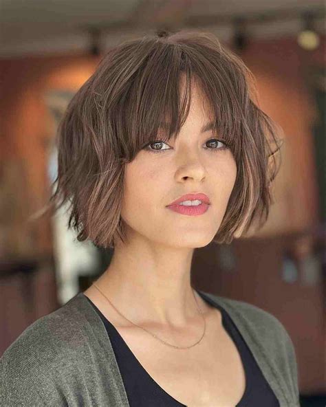 24 Remarkable Chin-Length Bob with Bangs to Consider for Your Next Cut Messy Short Hair, Short ...