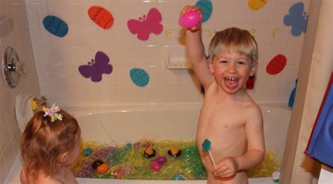 Momma's Fun World: Easter bath fun