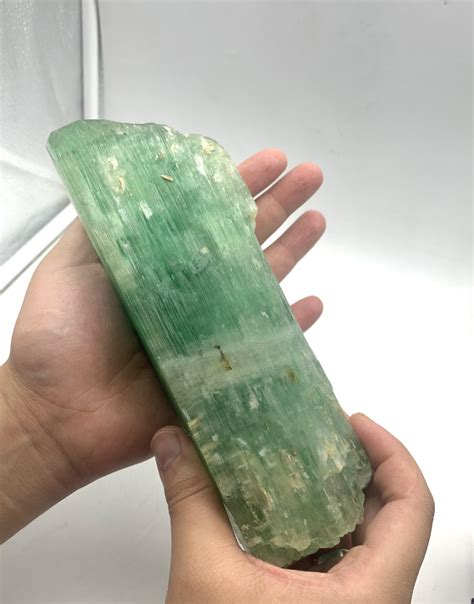 Hiddenite Gemstone: Complete Guide on Properties, Meanings, and Uses!