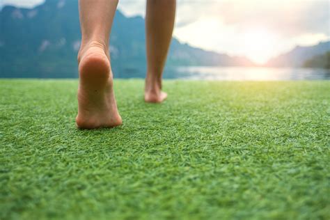 Marcher pieds nus, une pratique bénéfique pour la santé