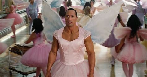 Dwayne Johnson, alias The Rock, mostra i muscoli in "L'acchiappadenti ...